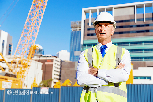 城市筑夢者 建筑工程師與安全背心的守護(hù)使命